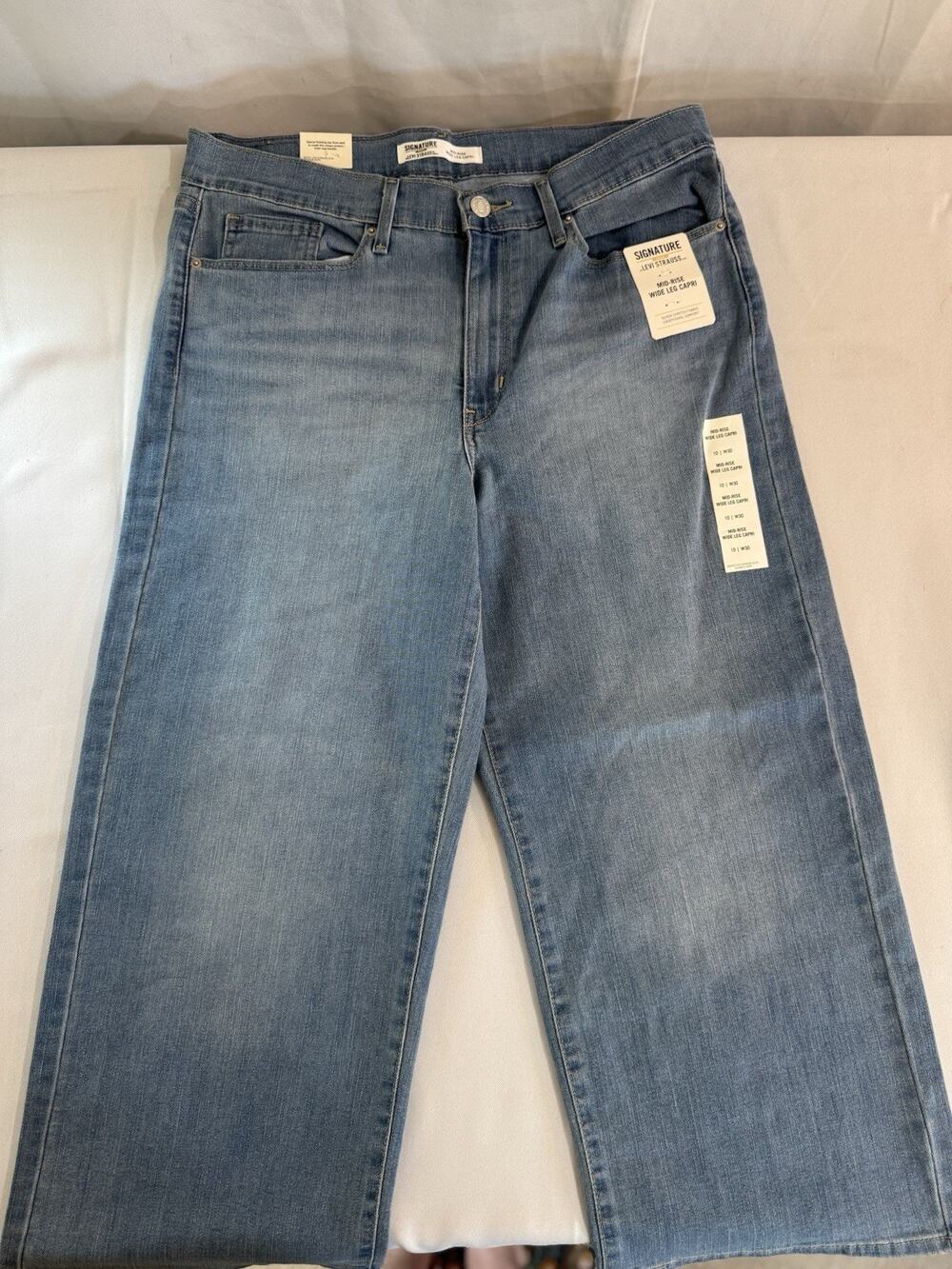 Levi’s Sig NWT Wide Leg Crop Size 10 Light wash Jeans W30 0022